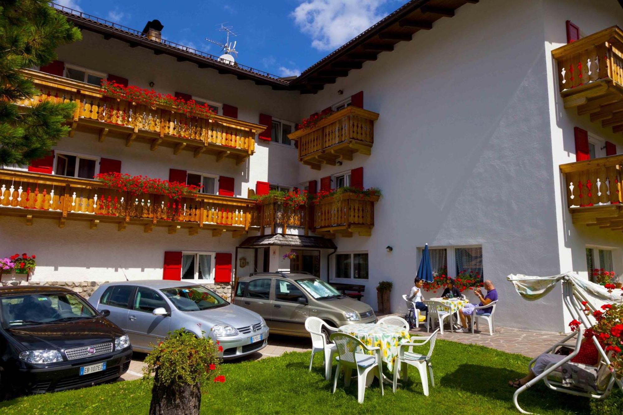 Garni Tyrolia Hotel Campitello di Fassa Exterior foto