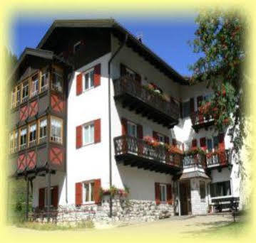 Garni Tyrolia Hotel Campitello di Fassa Exterior foto